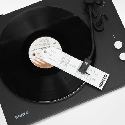 Șablonul de aliniere Kanto Audio TT-AKIT așezat pe un disc, cu doza poziționată pe grilă