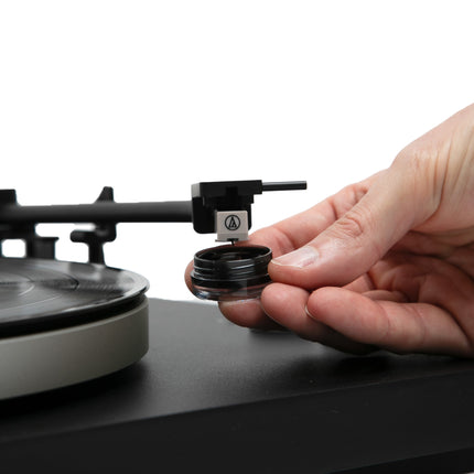 Recipientul cu gel Kanto Audio TT-GKIT adus sub acul de redare al unui pick-up