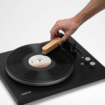 Peria Kanto Audio TT-SB curățând un disc de vinil pe un pick-up Kanto