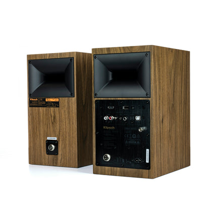 Vedere din spate a perechii Klipsch The Fives in Nuc, cu panoul complet de conectori si mufa de alimentare