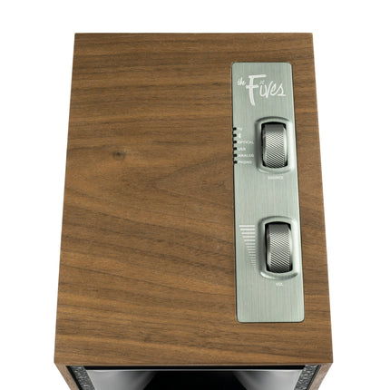 Placa superioara de comenzi a boxei Klipsch The Fives in Nuc, cu butoanele de sursa si volum