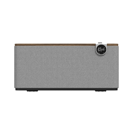 Vedere frontala a boxei Klipsch The One Plus in finisaj Walnut, cu grila textila gri deschis si capac de nuc