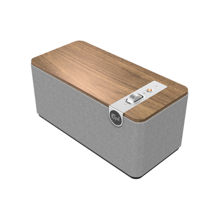 Boxa Klipsch The One Plus in finisaj Walnut, vazuta in trei sferturi, cu capac din furnir de nuc si banda de comenzi argintie
