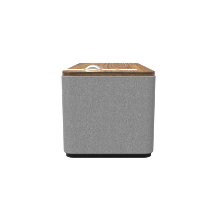 Vedere laterala a boxei Klipsch The One Plus in finisaj Walnut, care arata adancimea redusa a incintei