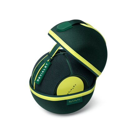Geanta Cocoon deschisă, cu DEVIALET Mania Moss Green în interior