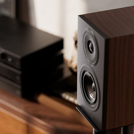 Wharfedale Diamond 12.0i — finisaj Walnut, în living