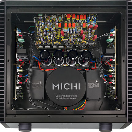 Interiorul Rotel Michi X3 Series 2: transformatorul toroidal Michi, condensatoarele de filtrare și radiatoarele laterale