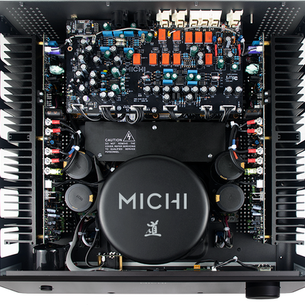 Interiorul Rotel Michi Prestige X430: transformatorul toroidal Michi, condensatoarele și radiatoarele etajului final