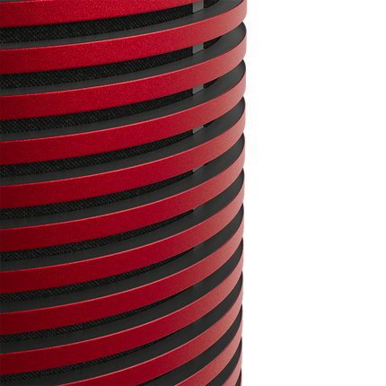 Detaliu macro al grilajului din aluminiu anodizat roșu al Beosound Explore Ferrari Edition