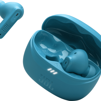 Căști JBL Tune Beam 2 (turcoaz): carcasa de încărcare deschisă, cu o cască alături