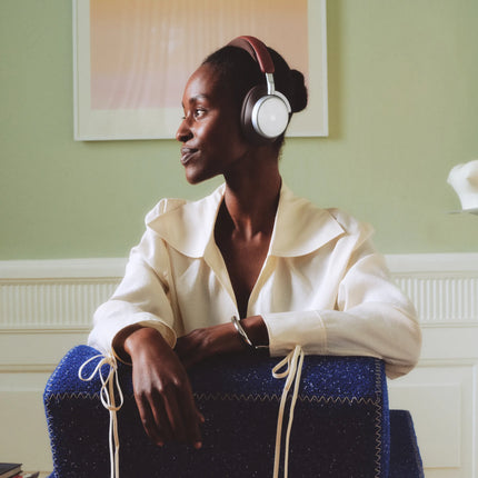 Bang & Olufsen Beoplay H100 în finisajul Century Brown — lifestyle