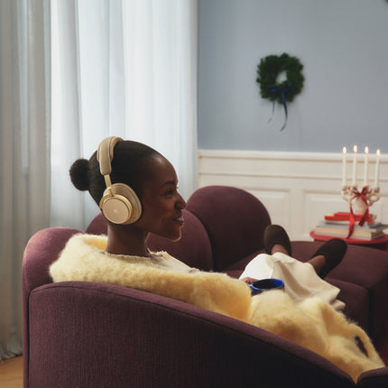 Bang & Olufsen Beoplay H100 în finisajul Hourglass Sand — lifestyle