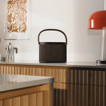Bang & Olufsen Beosound A5 în finisajul Dark Oak — lifestyle