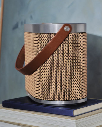 Bang & Olufsen Beosound A5 în finisajul Century Weave — lifestyle