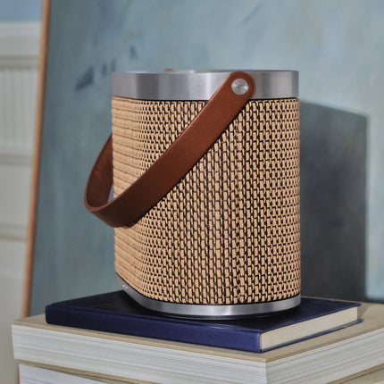 Bang & Olufsen Beosound A5 în finisajul Century Weave — lifestyle