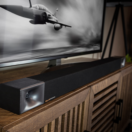 Prim-plan cu palnia Tractrix de la capatul soundbarului Klipsch Cinema 600