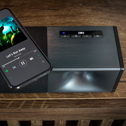 Panoul superior al soundbarului Klipsch Cinema 600, cu butoanele si indicatorul Bluetooth aprins