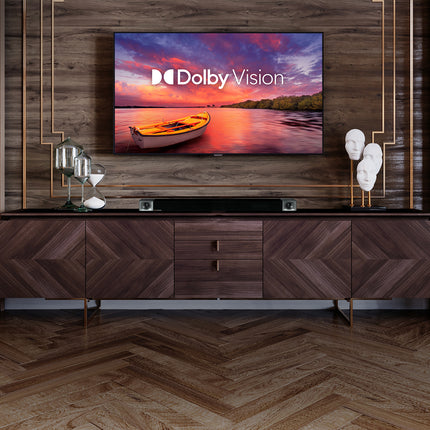 Klipsch Cinema 800 sub un televizor care afiseaza sigla Dolby Vision