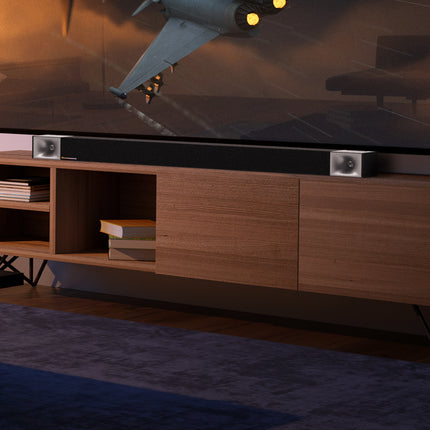 Klipsch Cinema 800 pe o comoda sub televizor, cu subwooferul asezat pe podea alaturi