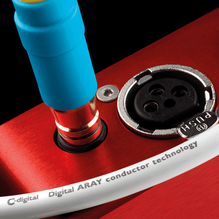 Mufa cablului Chord Company C-digital conectată la un DAC roșu