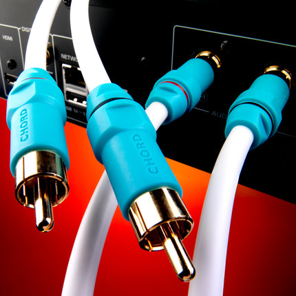 Mufele RCA ale cablului Chord Company C-line, aproape de panoul din spate al unui echipament