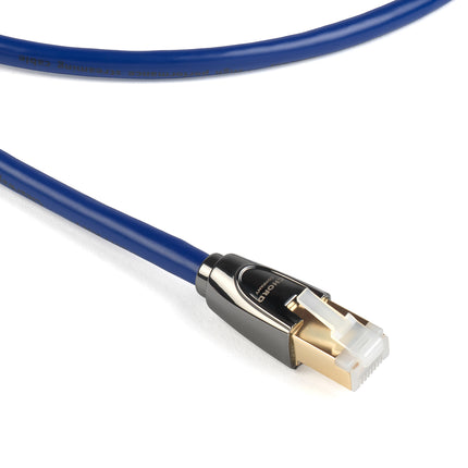 Conector RJ45 slim cu manta de zinc al cablului Chord Company Clearway Streaming, prim-plan pe fundal alb