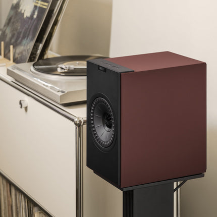 KEF Coda W, finisaj Vintage Burgundy, fotografie în ambient