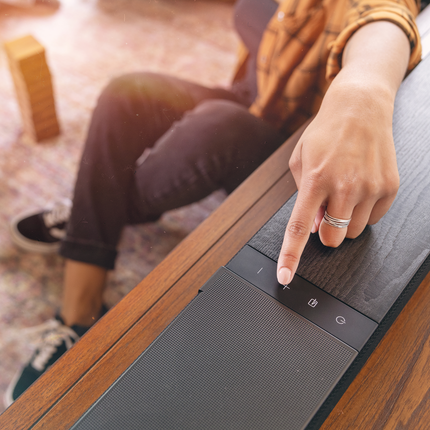 Comenzile de pe panoul superior al soundbarului Klipsch Flexus Core 300