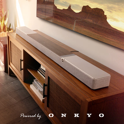 Klipsch Flexus Core 300 nuc pe o comoda de lemn, sub un televizor