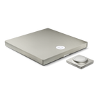 Amplificatorul Devialet Astra în finisajul Light Bronze, văzut în trei sferturi, cu telecomanda alături
