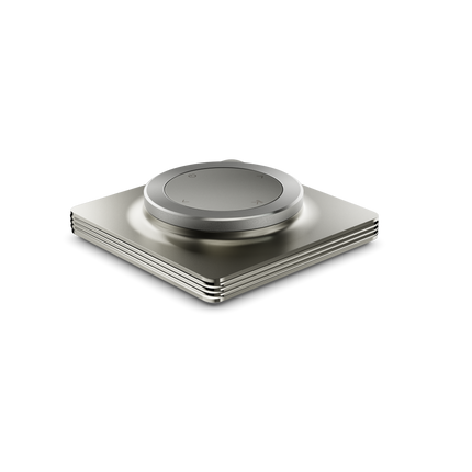 Telecomanda Devialet Astra în finisajul Light Bronze, cu butonul central rotund, văzută în trei sferturi