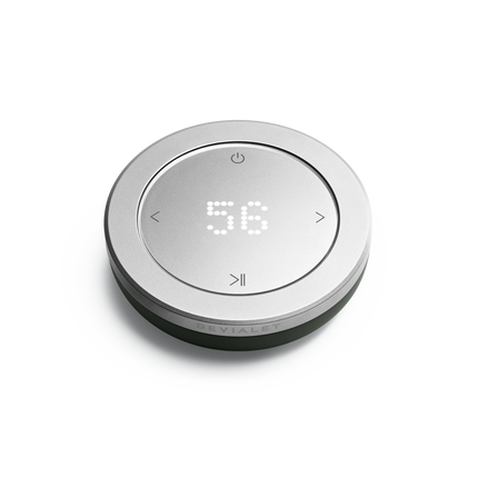 Telecomanda Devialet Remote în finisaj Deep Forest, vedere de sus, cu afișajul aprins