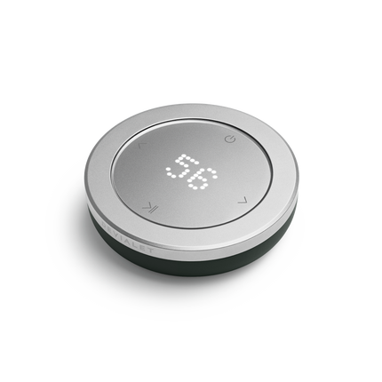 Telecomanda Devialet Remote Deep Forest, vedere în unghi, cu afișajul aprins