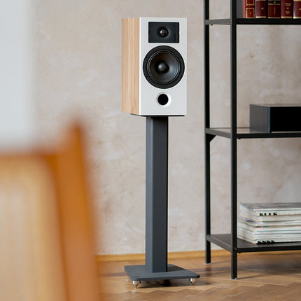 Indiana Line Diva 3 în finisajul White Oak, pe stand, lângă o etajeră metalică