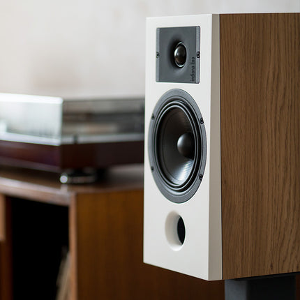 Indiana Line Diva 3 în finisajul White Oak, de aproape: front alb lăcuit mat, laterale cu aspect de stejar, port bass-reflex în față