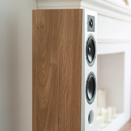 Indiana Line Diva 5 în finisajul White Oak, de aproape: lateral cu aspect de stejar și front alb