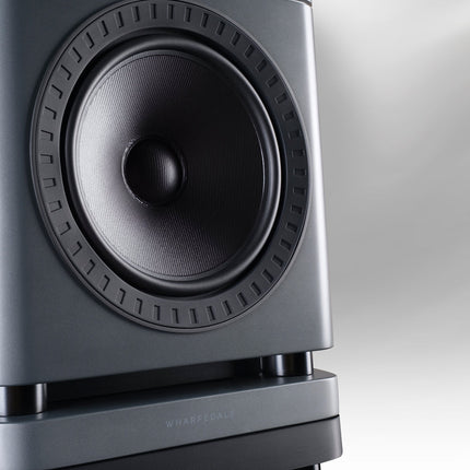 Wharfedale Elysian 2R — lifestyle, finisaj Walnut lângă fereastră