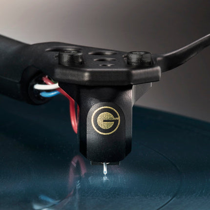 Doza Goldring Ethos SE, neagră, montată pe brațul unui pick-up, cu acul pe un disc de vinil