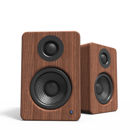 Boxe active Kanto Audio YU2 în finisaj nuc, perechea văzută din unghi