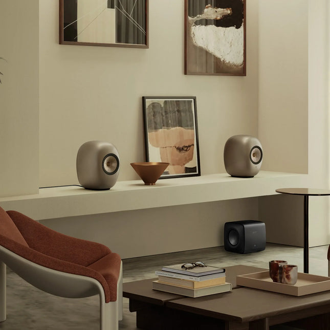 KEF LS Luxe Dusk Titanium pe raft, în living