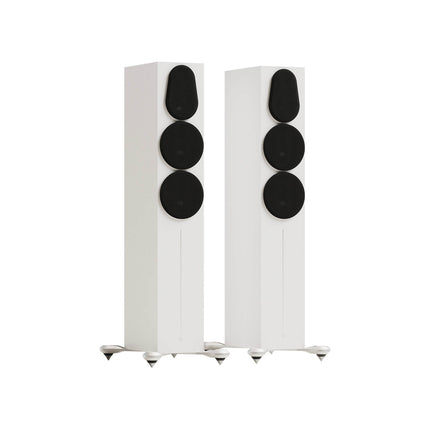 Pereche de boxe Monitor Audio Gold 300 6G în finisaj Satin White, cu grilele magnetice montate