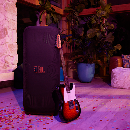 Boxa JBL PartyBox Ultimate în husa JBL PartyCover Ultimate, într-un cadru de petrecere