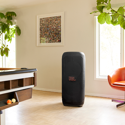 Boxa JBL PartyBox Ultimate în husa JBL PartyCover Ultimate, într-un cadru de petrecere