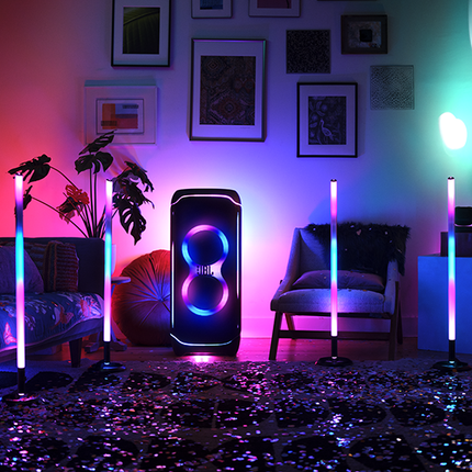 Mai multe JBL PartyLight Stick aprinse în jurul unei boxe JBL PartyBox