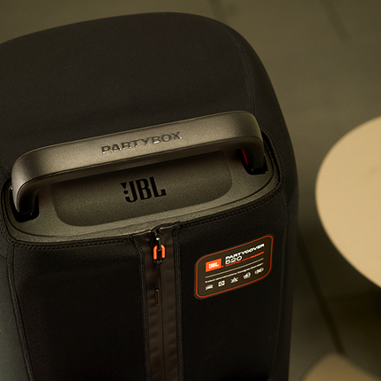 Boxa JBL PartyBox 520 în husa JBL PartyCover 520, într-un cadru de petrecere