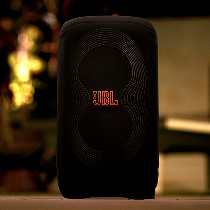 Boxa JBL PartyBox 520 în husa JBL PartyCover 520, într-un cadru de petrecere