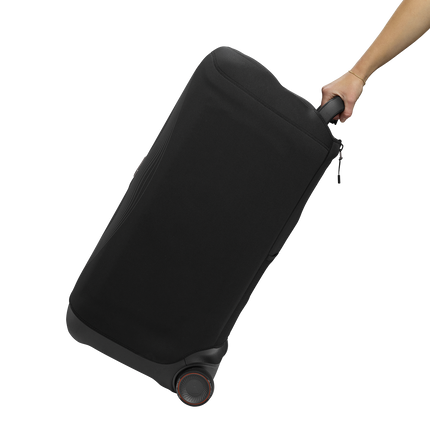 Boxa JBL PartyBox 520 în husa JBL PartyCover 520, trasă pe roți