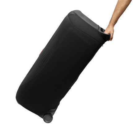 Boxa JBL PartyBox 720 în husa JBL PartyCover 720, trasă pe roți