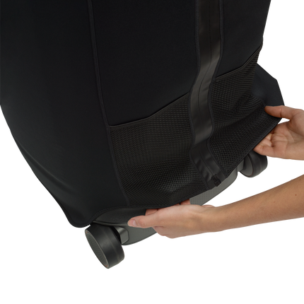 Husa JBL PartyCover 720 întinsă cu mâna peste baza boxei