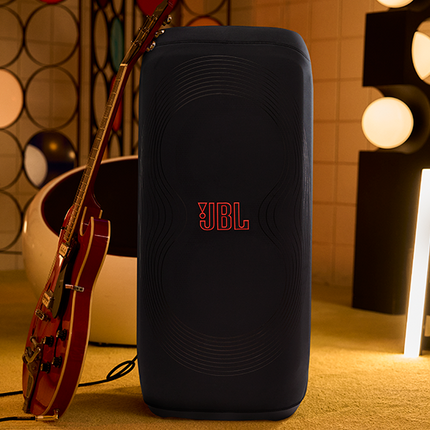 Boxa JBL PartyBox 720 în husa JBL PartyCover 720, într-un cadru de petrecere